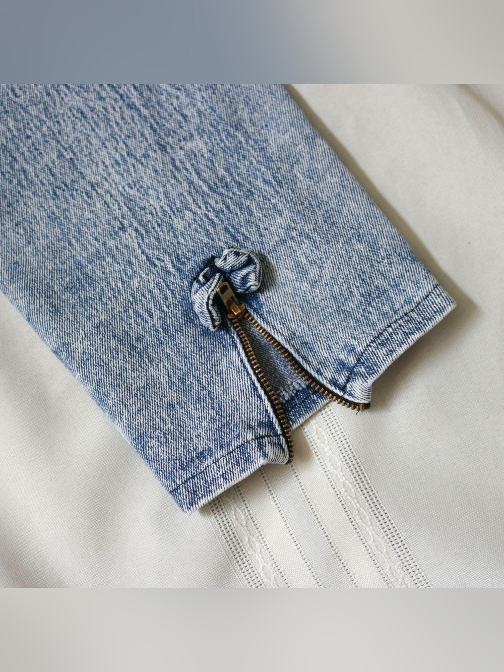 Vintage 80's style acid wash capris with bow zippers on back - Picture 8 of 8
